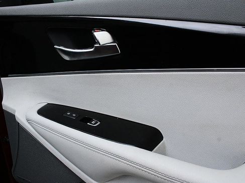 Used 2019 Kia Sorento SX image 29