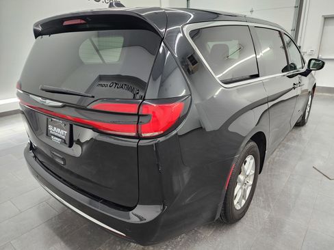 Used 2024 Chrysler Pacifica Touring-L image 5