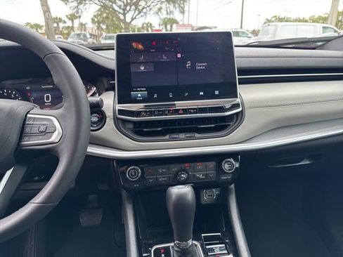 Used 2025 Jeep Compass Limited image 27