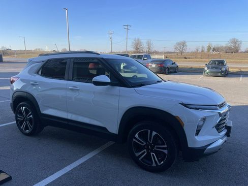 Used 2025 Chevrolet TrailBlazer LT w/ LT Cold Weather Package image 3