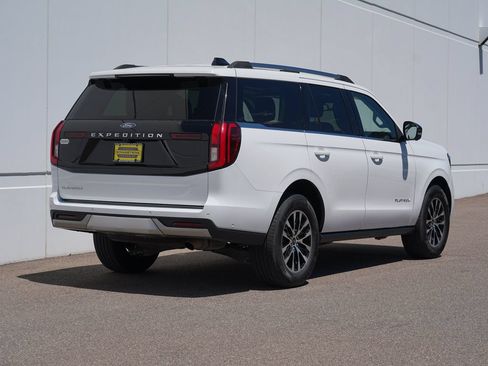 Used 2025 Ford Expedition Platinum AWD/4WD image 3