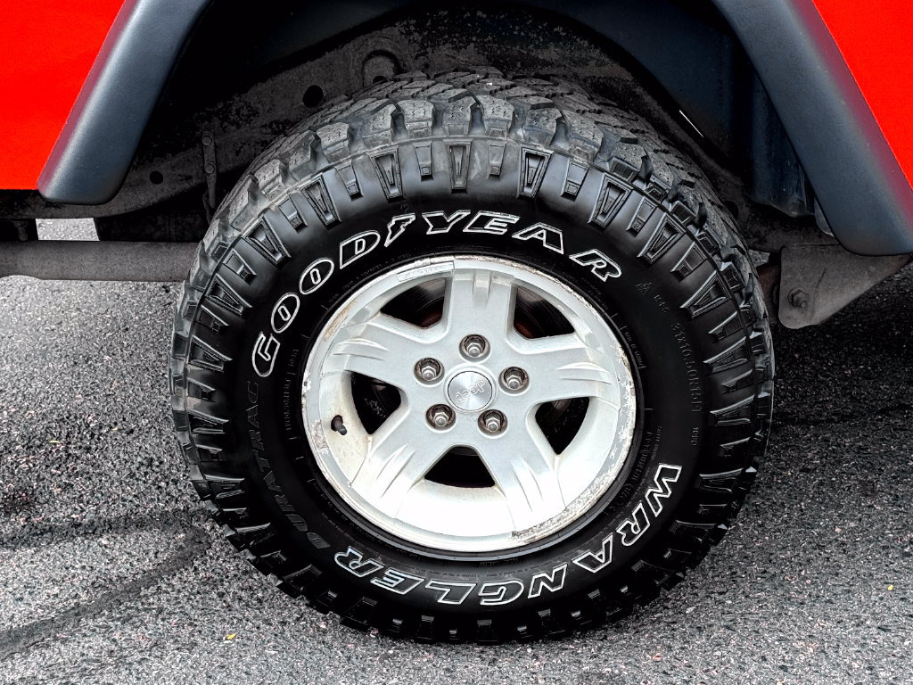 Used 2005 Jeep Wrangler Unlimited w/ Premium Audio Group AWD/4WD image 14