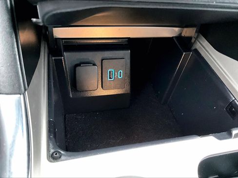 Used 2022 Ford Explorer XLT w/ Equipment Group 202A image 28