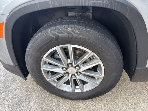 Used 2023 Chevrolet Traverse LT FWD image 11