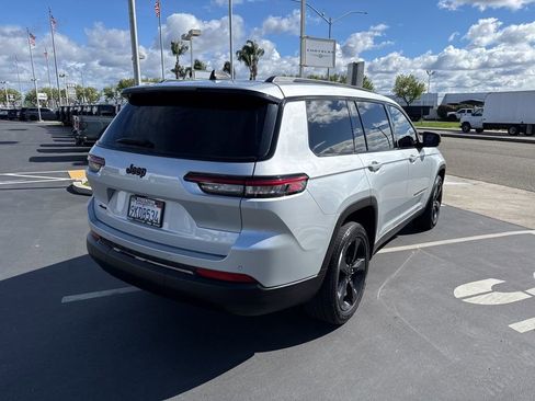 Used 2023 Jeep Grand Cherokee L Laredo image 4