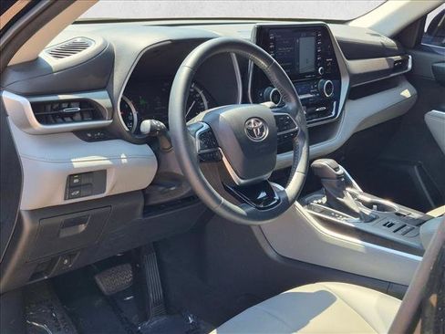 Used 2021 Toyota Highlander XLE AWD/4WD image 10
