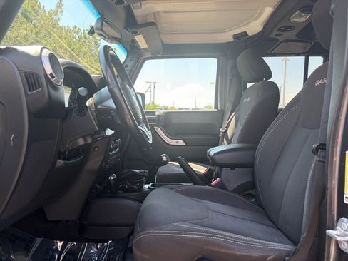 Used 2017 Jeep Wrangler Unlimited Sahara w/ Connectivity Group AWD/4WD image 12