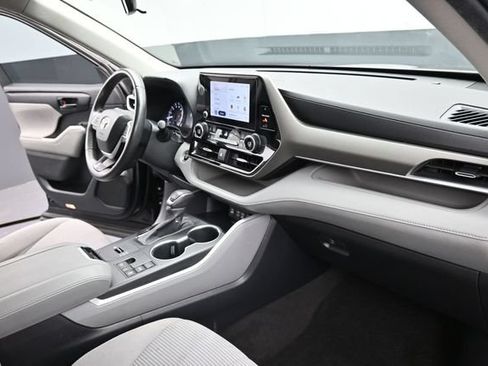 Used 2023 Toyota Highlander LE FWD image 37