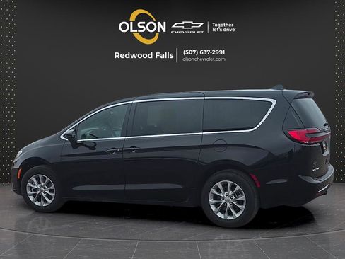Used 2025 Chrysler Pacifica Select AWD/4WD image 4