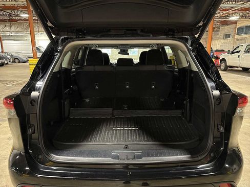 Used 2023 Toyota Highlander LE AWD/4WD image 11