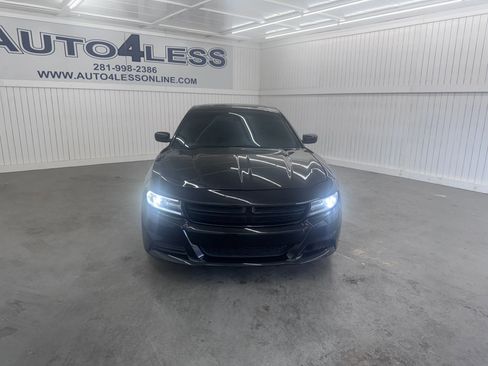 Used 2019 Dodge Charger SXT image 2