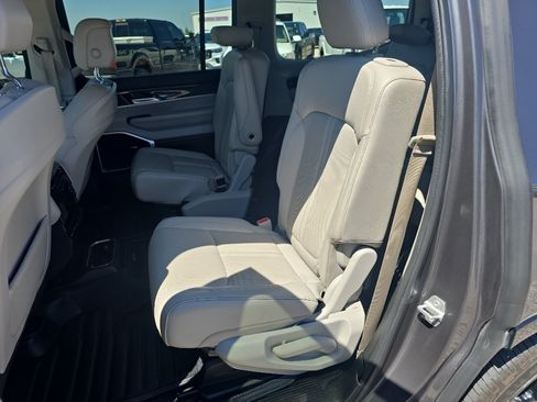 Used 2022 Jeep Wagoneer Series III w/ Premium Group I AWD/4WD image 16
