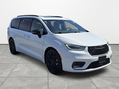 Used 2025 Chrysler Pacifica Limited FWD image 2