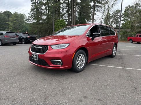Used 2025 Chrysler Pacifica Select FWD image 2