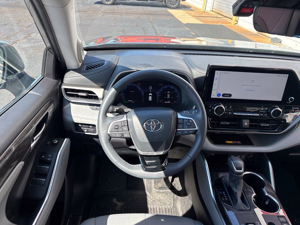 Used 2026 Toyota Highlander Limited AWD/4WD image 3