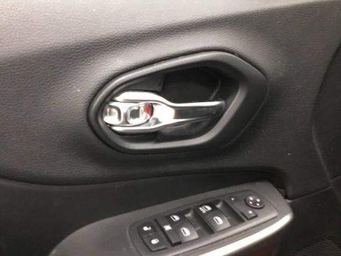 Used 2019 Jeep Cherokee Latitude w/ Cold Weather Group AWD/4WD image 7
