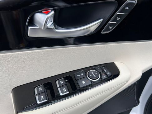 Used 2017 Kia Sorento SX image 12