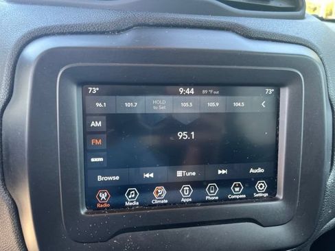 Used 2019 Jeep Renegade Latitude FWD image 24