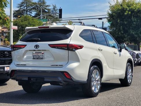 Certified 2021 Toyota Highlander Limited AWD/4WD image 6