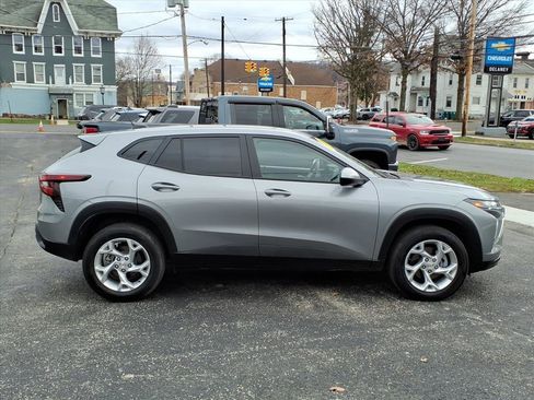 Certified 2025 Chevrolet Trax LS w/ LS Convenience Package image 2