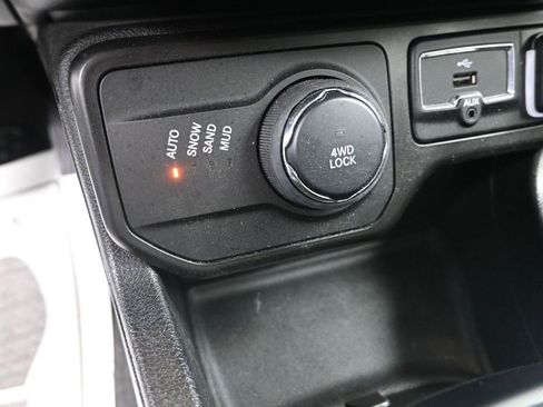 Used 2020 Jeep Renegade Latitude w/ Cold Weather Group image 22