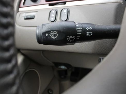 Used 2003 Lincoln Town Car Signature image 8