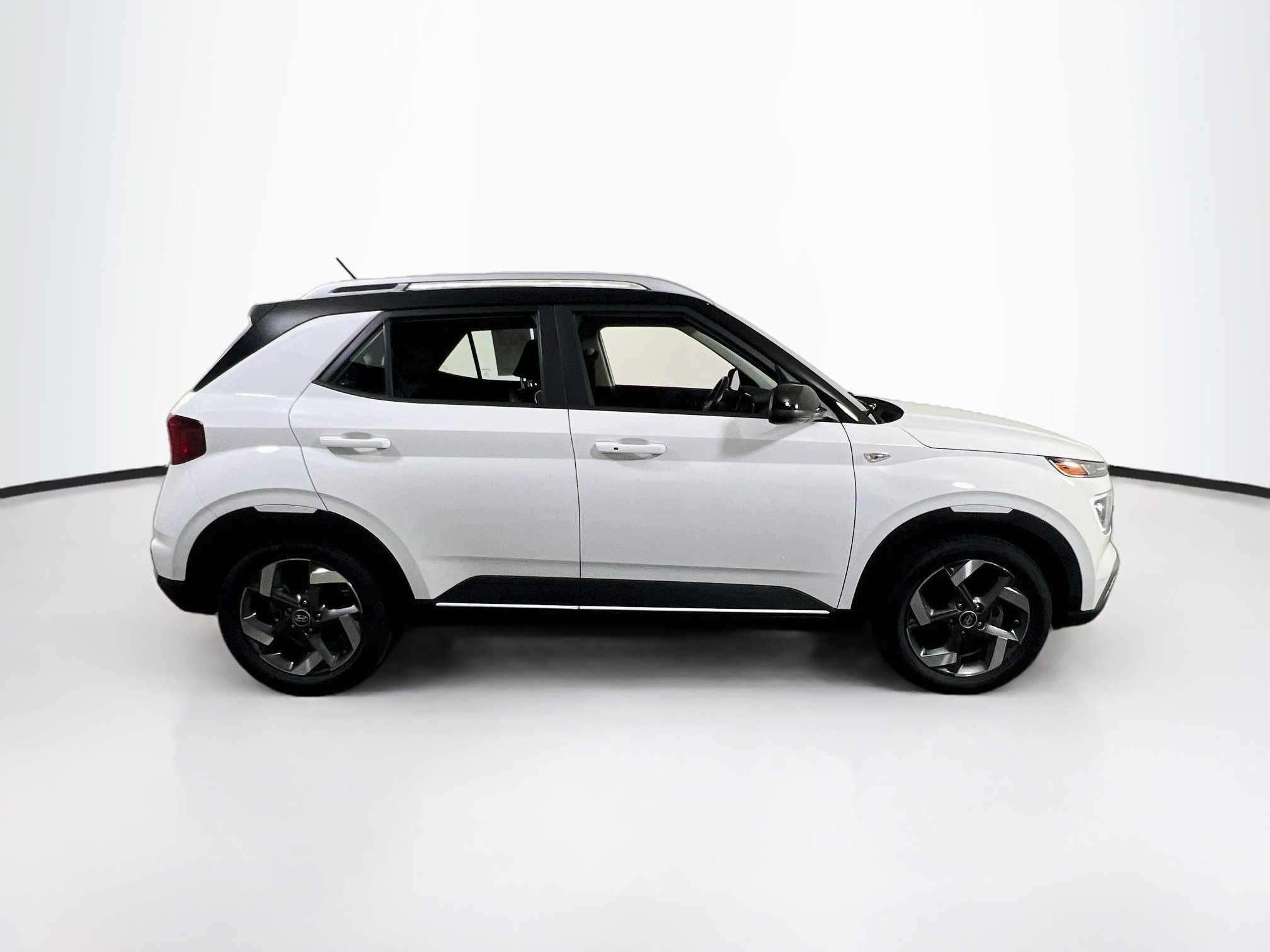 Used 2023 Hyundai Venue Limited FWD image 4