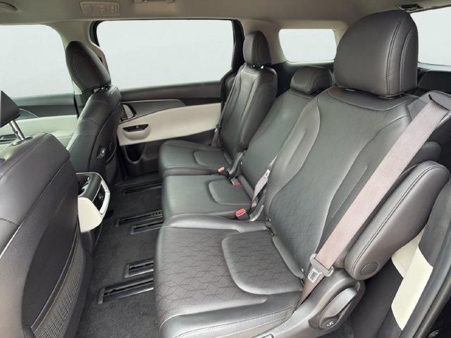 Used 2024 Kia Carnival LX FWD image 14