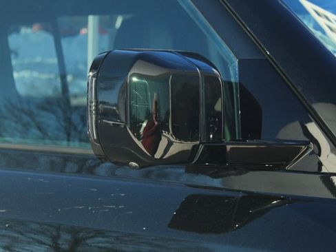 Used 2024 Land Rover Defender 110 X-Dynamic SE image 13