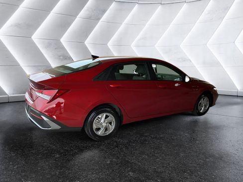 Certified 2025 Hyundai Elantra SE image 4
