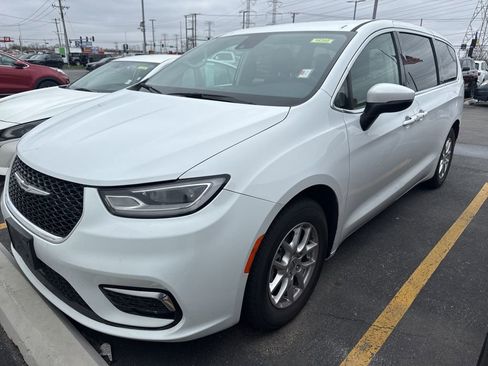 Used 2023 Chrysler Pacifica Touring-L image 1