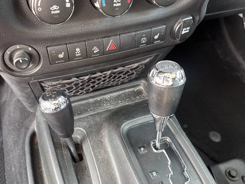 Used 2017 Jeep Wrangler Unlimited Sahara w/ Connectivity Group AWD/4WD image 13