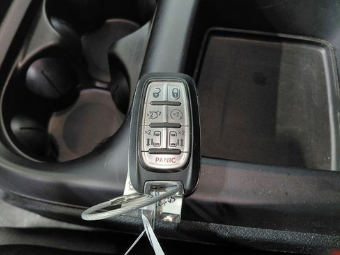 Used 2025 Chrysler Pacifica Select image 8