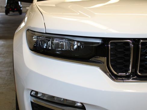 New 2025 Jeep Grand Cherokee Limited w/ Luxury Tech Group II image 39