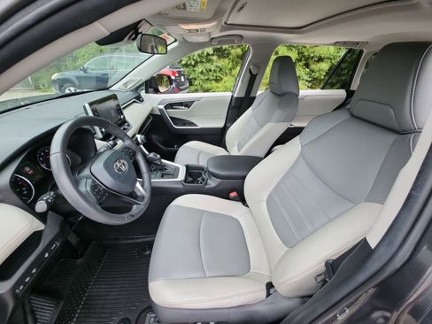 Used 2021 Toyota RAV4 XLE Premium image 25