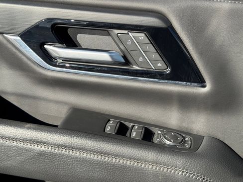 Used 2025 GMC Yukon XL Denali image 17