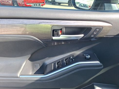 Used 2023 Toyota Highlander Platinum FWD image 17