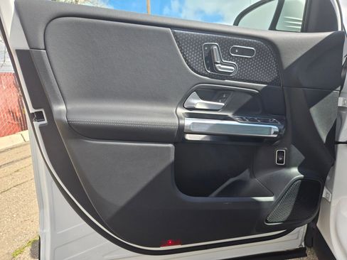 Used 2024 Mercedes-Benz EQB 300 4MATIC image 15