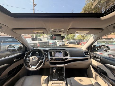 Used 2017 Toyota Highlander XLE AWD/4WD image 2