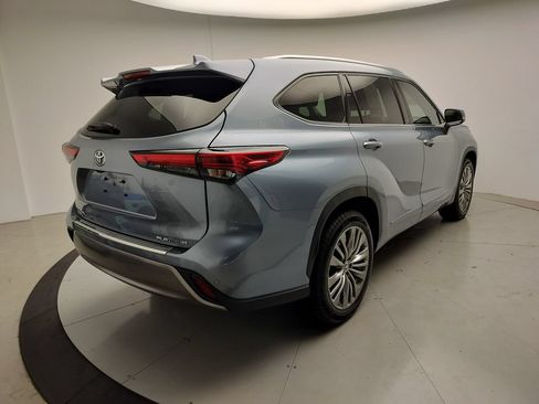 Used 2021 Toyota Highlander Platinum FWD image 3