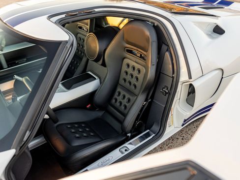 Used 2005 Ford GT RWD image 12