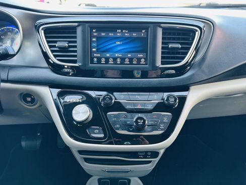 Used 2020 Chrysler Pacifica Touring w/ Cold Weather Group image 18