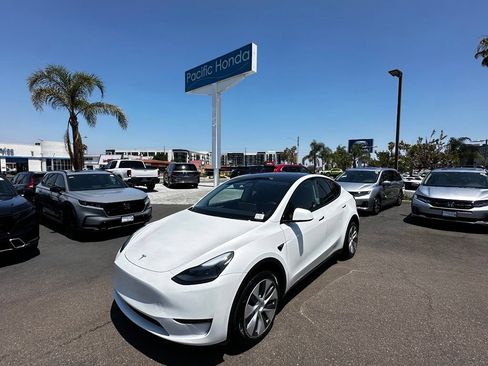 Used 2023 Tesla Model Y Long Range AWD/4WD image 2
