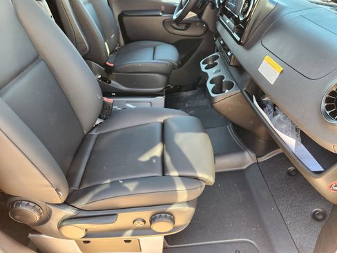 Used 2025 Mercedes-Benz Sprinter 2500 image 3