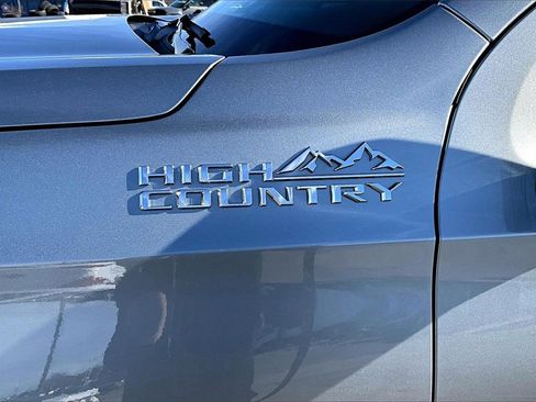 Used 2024 Chevrolet Suburban High Country image 8