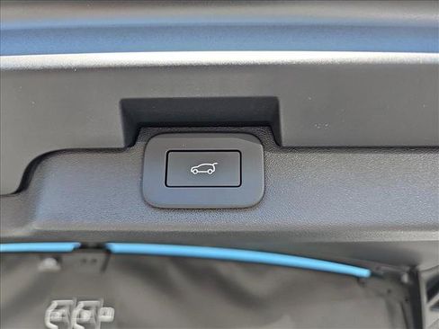 New 2025 Land Rover Discovery Dynamic SE image 13