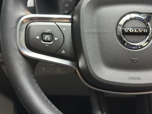 Used 2022 Volvo XC40 T5 Momentum w/ Premium Package image 17