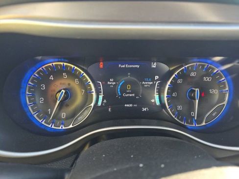 Used 2024 Chrysler Pacifica Touring-L image 4