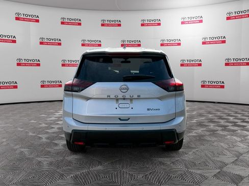 Used 2024 Nissan Rogue SV image 4