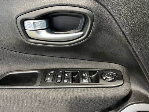 Used 2021 Jeep Renegade Latitude AWD/4WD image 16